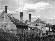 foto č.7 rok 1945 Zleva: dům pana Františka Skuplíka čp 43. Vzadu vpravo: dům p. Václava Patrmana čp. 45.