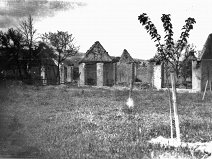foto č.6 rok 1945 Zprava: vyhořelé stodoly p. Josefa Meixnera čp. 21 a p.Rudolfa Baly čp. 22.