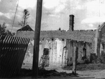 foto č.3 r. 1945 dům p. Josefa Laryše čp. 53 a dům, kde byl obchod se smíšeným zbožím p. Víléma Malyšky čp. 141.