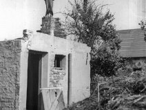 foto č.10 rok 1945 Nové Sedlice zničený domek p. Ladislav Kanie čp. 45.