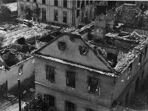 Komárov 20.4.1945, pohled z kostela na školu v pozadí
