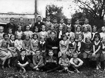 rok 1934-35 třetí třída (zleva nahoře třetí řada třetí zleva Marie Nováčková )