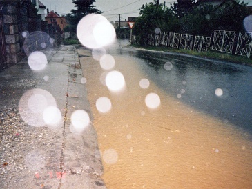 Přívalové deště splavují ornici na vozovku, rok 2000
