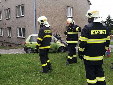 Požár osobního auta na ulici Májové