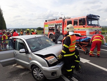 Na silnici u Mokrých Lazců došlo k vážné nehodě, která ochromila dopravu