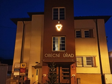 Na budově úřadu je symbol poděkování všem, kteří bojují proti COVID-19