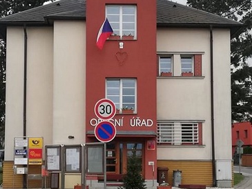 Symbolická majka na budově úřadu