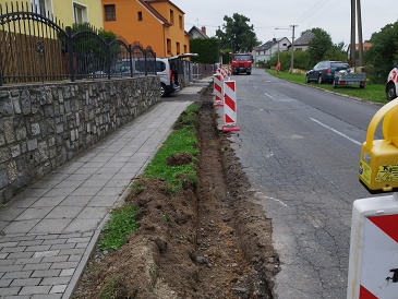 Začala výměna obrub, podél ulice Přerovecká