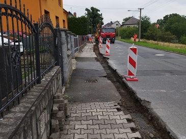 Začala výměna obrub, podél ulice Přerovecká