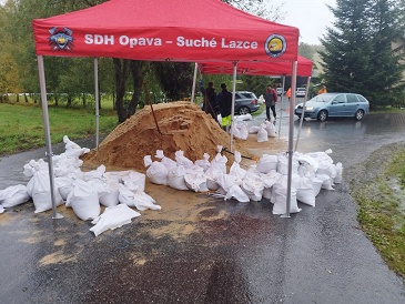 Pytle s pískem proti záplavám jsou na Přerovci