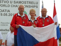 Zleva Václav Losert, Ája Kaszonyiová a Oldřich Kubesa