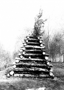 Táborový oheň na počest osvobození obce 1979