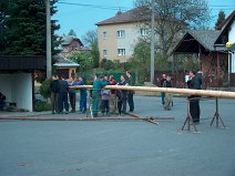 29.4.2004 stavění máje
