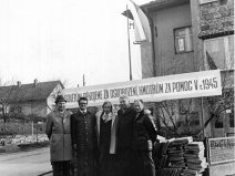 13.5.1979 před Obecním úřadem s Kmotry Jičína