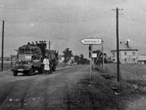 Křižovatka pod Suchýma Lazcema (za autem dnes stavebniny Pasrbek)