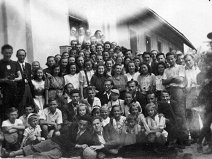 Skupinové foto rok 1946 před vchodem do hostince Bílý anděl