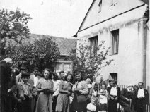 Před rodným dome Frana Směji
