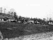 foto č.8 rok 1945 Přerovec (v té době ještě patřil pod Nové Sedlice) Vlevo: budova hostince zv."U Šudíka" čp. 5.