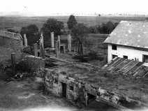 foto č.4 rok 1945 Vzadu: dům p. Jana Baly čp. 52, vlevo od něj zbytky jeho stodoly. Vpředu: hospodářské budovy (chlévy) p. Jindřicha Halšky čp. 51.