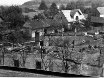 foto č.5 rok 1945 pohled ze školy na dům krejčího p. Adolfa Pchalka čp. 48. Nad ním zleva: domek pana Alféda Knopa čp. 47, p. Ludvík Sukeník a Josef Kašpárek.
