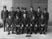 Před novou hasičárnou.(vlevo nahoře: L. Žídek, P. Stibor, Vladislav Friedel, František Ryba, Fr. Halška ml., Ruda Volný, Vojtěch Meixner. Vlevo dole: Alois Friedel, Jan Halška, František Ondrášek, Franntišek Halška, Pavel Vinarek.)