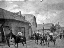 Průvod na oslavu osvobození přibližně kolem roku 1948, na koni pan Halška