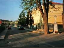 Původní lípy před křížem kolem roku 1998
