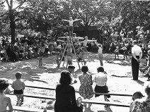 cvičení na školní zahradě rok 1950-55
