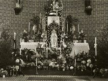 Oltář nové kaple, obvyklá výzdoba oltáře v průběhu májových pobožností rok 1940