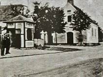 Sucholazecká kaple po opravě v roce 1922-23. Od původní se liší jiným tvarem věžičky, větší vstupní branou a okénky v čelním štítu (foto asi 1929-31)
