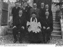 Představenstvo kaple, zleva: Adolf Gřešek, Antonín Věntus, František Gřešek, Alois Havlíček(stavitel), Eduard Halška, Jan Bala. Sedící: Josef Steyer, Mgr. Suchánek, Jan Sedláček
