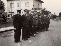 Náves 1974 vozidlo T805 příprava na soutež Otice 1.místo (vlevo: F. Halška, B.Bala, Ondrášek, Fr. Halška ml, J.Sedláček, R.Pchalek, E. Laryš, Jiří Havlíček, J. Konečný, L.Žídek, , P. Zůrek, J.Kmeč)