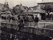Házení do kašny v zadu vozidlo T805.