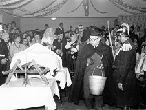 Pochování basy historické fotografie