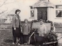 fotografie u pomníku z neděle 25.4.1965