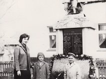 fotografie u pomníku z neděle 25.4.1965