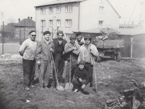zleva: Fr. Ondrášek, Boleslav Bala, Fr. Ryba, Vojtěch Meixner, Jan Sedláček, Ivan Kubica, dole T. Bala
