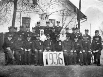 Sedici z leva: Stan. Luska, Fr. Kaštovský, Jan Halška, Adolf Vítek, Jos. Halška, Arn. Kubín, Reinhold Skuplík, Max Hružík, Fr. Šindlář, Boh. Kašing. Stojici z leva: Jan Láryš, Alois Friedel, Rud. Hanák, Jan Pchalek, Alois Trubka, Fr. Kaštovská, Fr. Halška