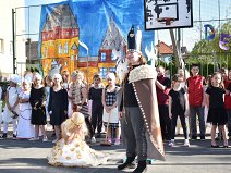 Vystoupení ke Dni Matek na školní zahradě