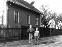 Václav a Pavel Žůrkovi před domem