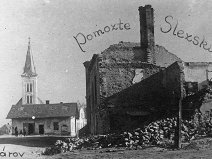 Pohled na dnes již neexistující dum vpravo a hasičárnu.(1945)
