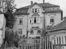 Zničená farní budova (1945)