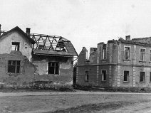 Dnes již neexistující domy na náměstí před Kostelem. (1945)