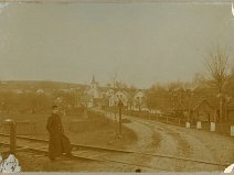 jedná se o Mladecko záběr na obec u trati v pozadí Kaple sv. Josefa z roku 1882