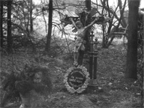 Původní kovový pomník z roku 1977